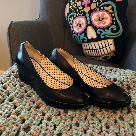 BCBGIRLS peep toe wedge size 8 all leather Y2K shoes. - Picture 3 of 5